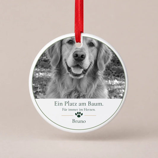 Personalisierbarer Christbaumschmuck „Ein Platz am Baum. Für immer im Herzen.“ aus Keramik mit Schwarz-Weiß-Tierfoto und Namen