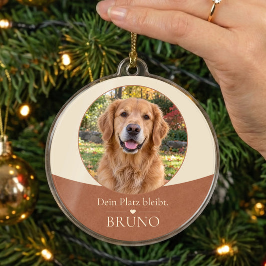 Personalisierbarer Christbaumschmuck „Dein Platz bleibt.“ aus Acryl mit Tierfoto und Namen am Weihnachtsbaum