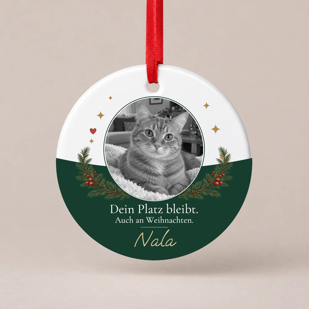 Rundes Keramik-Ornament mit Schwarz-Weiß-Foto einer Katze, Beispielname Nala und Spruch „Dein Platz bleibt. Auch an Weihnachten.“