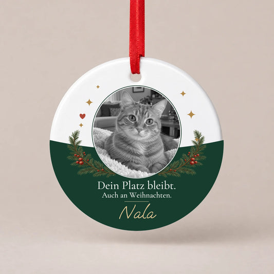 Rundes Keramik-Ornament mit Schwarz-Weiß-Foto einer Katze, Beispielname Nala und Spruch „Dein Platz bleibt. Auch an Weihnachten.“