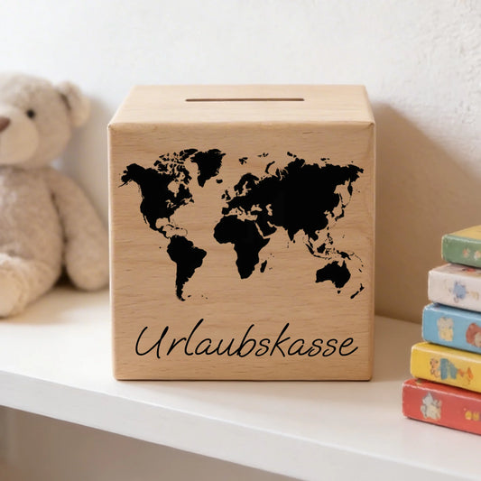 Weltkarten-Spardose aus Buchenholz auf einer Kommode