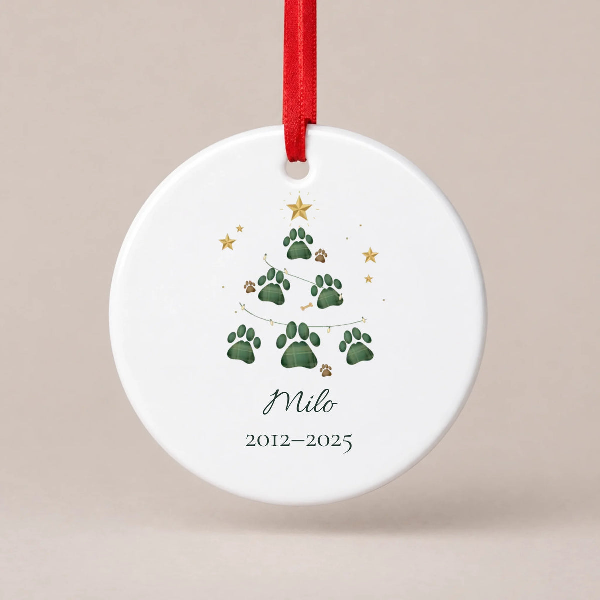 Weißes Keramik-Erinnerungsornament mit Pfotenbaum und Tiername