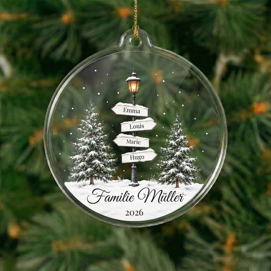 Personalisierter Acrylglas-Christbaumschmuck Laternenweg Familie mit vier Namen, Wunschtext und Jahr am Weihnachtsbaum