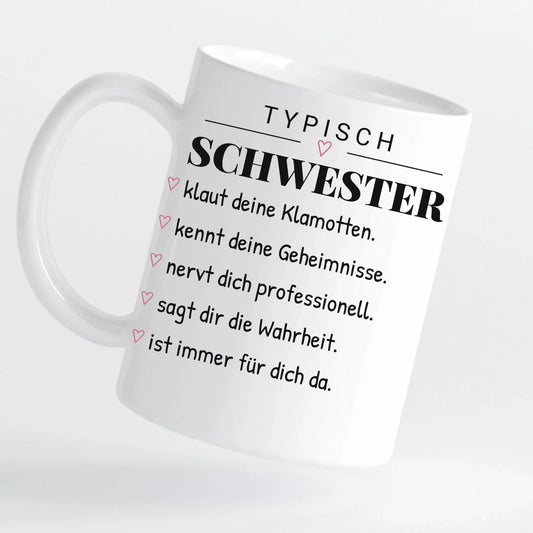Weiße Tasse, schräge Vorderansicht mit Typisch-Schwester-Motiv