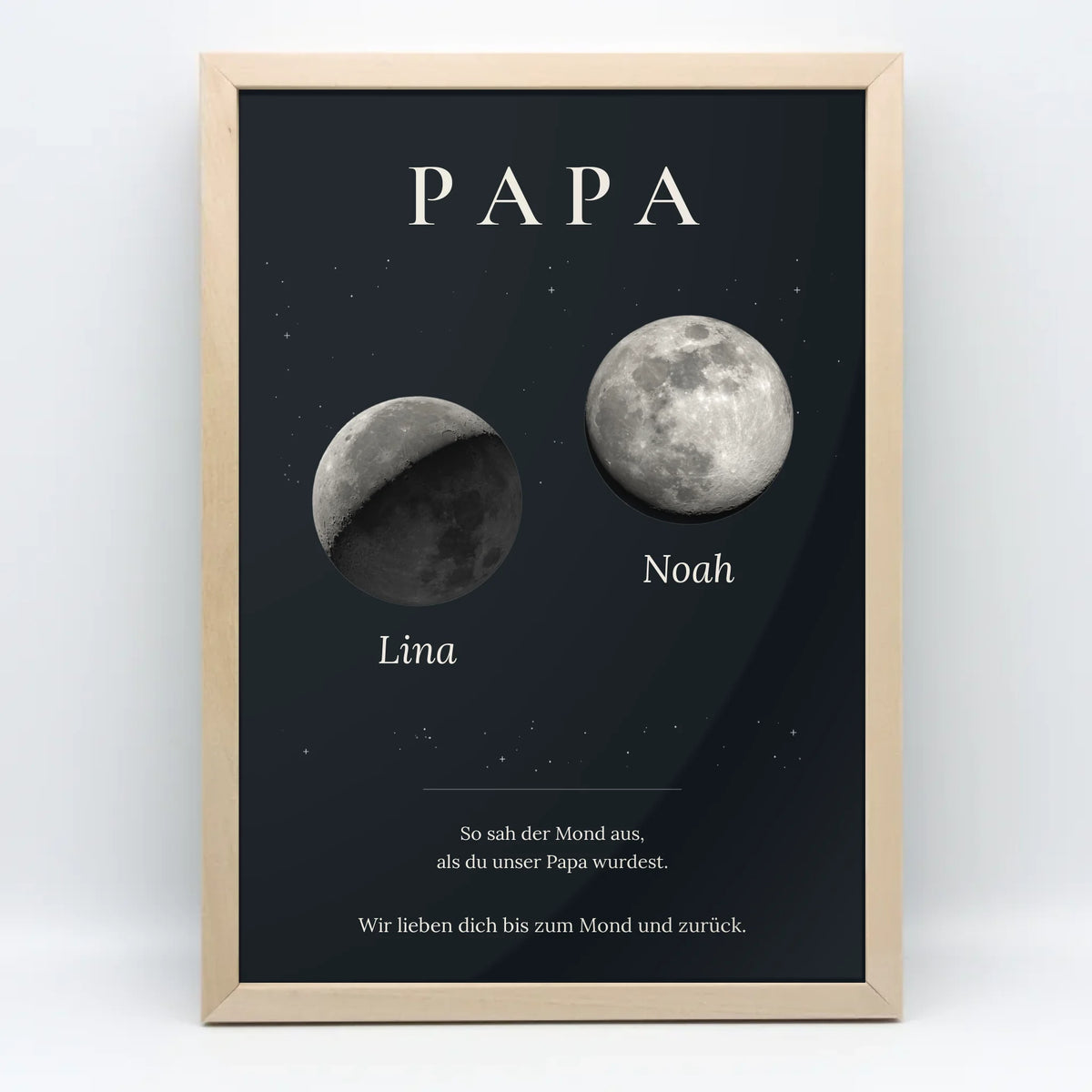 Personalisiertes Papa-Mondphasen-Poster mit zwei Kindernamen in naturfarbenem Echtholzrahmen