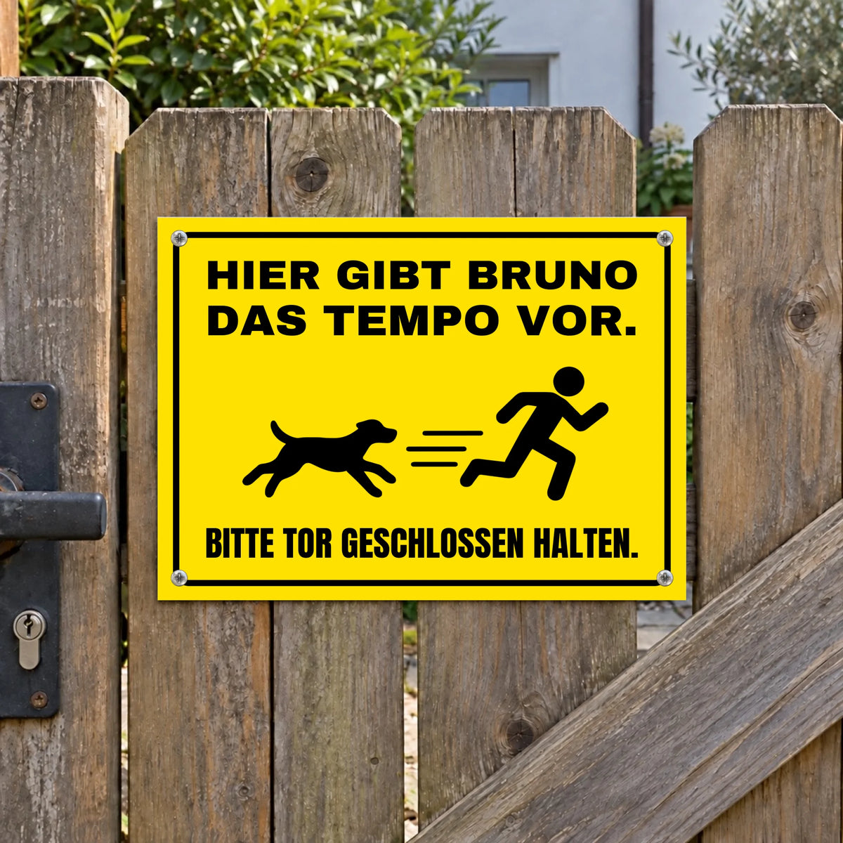 Personalisiertes gelbes Hundeschild mit Namen Bruno, Tempo-Motiv, 20 × 15 cm, an einem Holztor