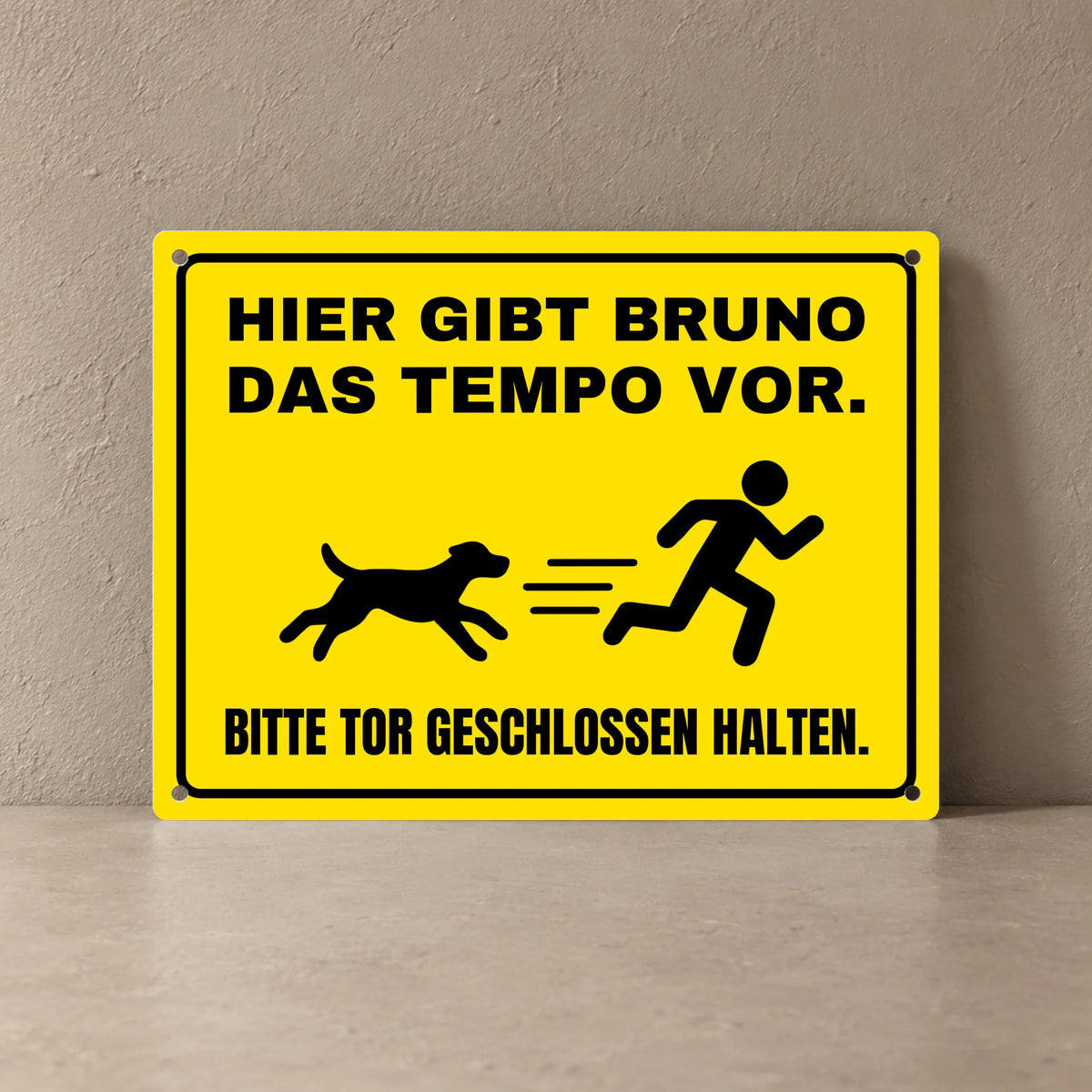 Personalisiertes gelbes Hundeschild mit Namen Bruno, Tempo-Motiv, 20 × 15 cm, freistehend vor einer Wand