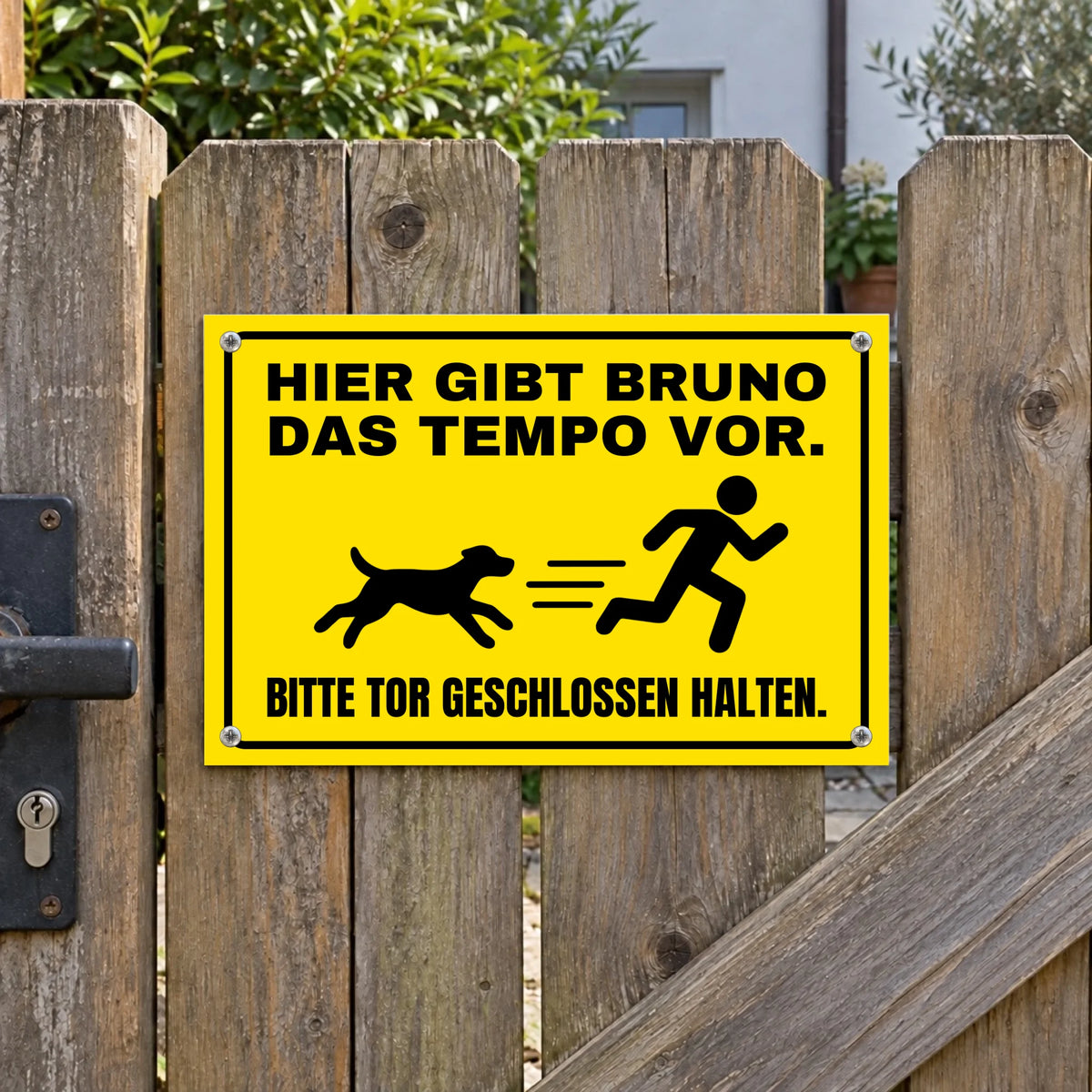 Personalisiertes gelbes Hundeschild mit Namen Bruno, Tempo-Motiv, 30 × 20 cm, an einem Holztor