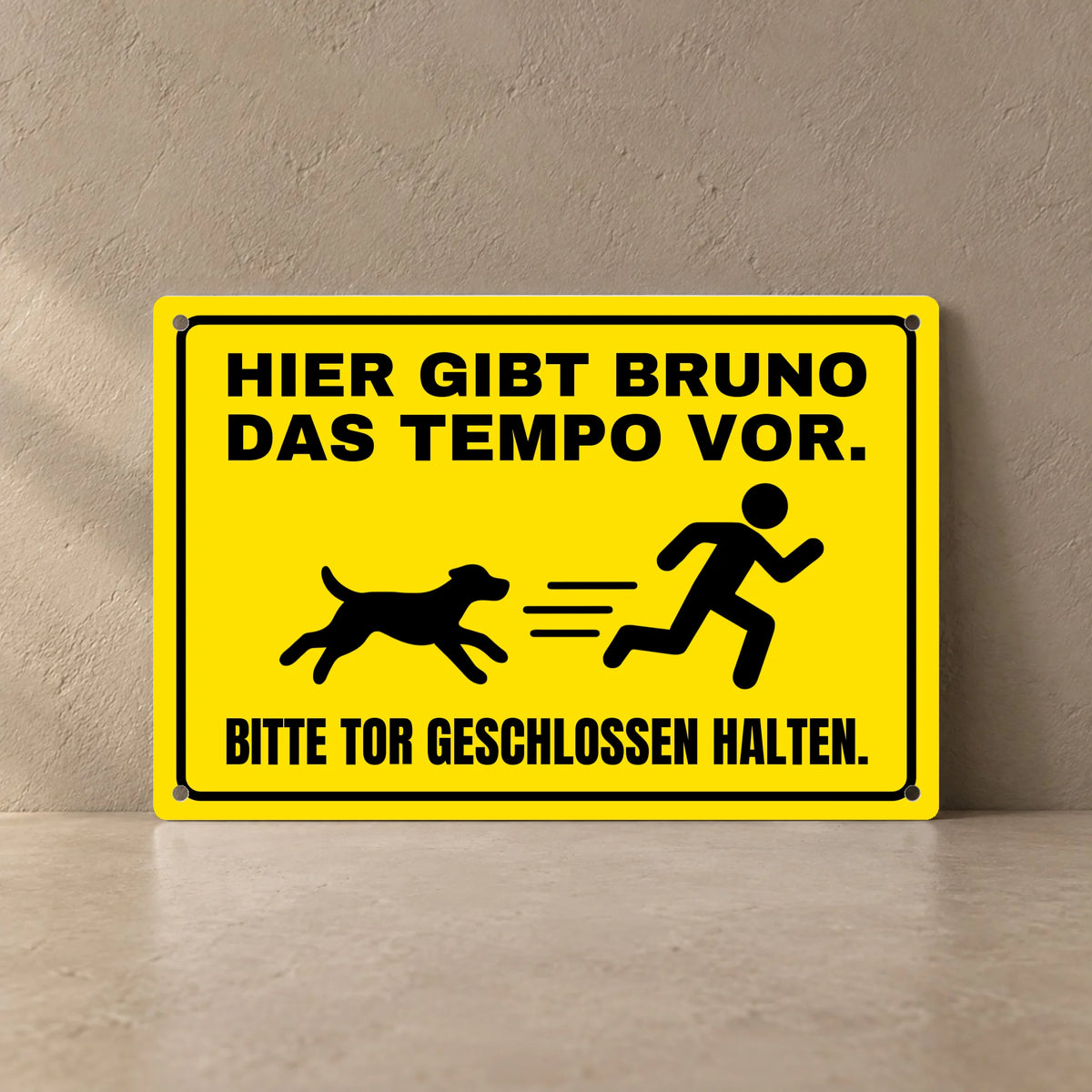 Personalisiertes gelbes Hundeschild mit Namen Bruno, Tempo-Motiv, 30 × 20 cm, freistehend vor einer Wand