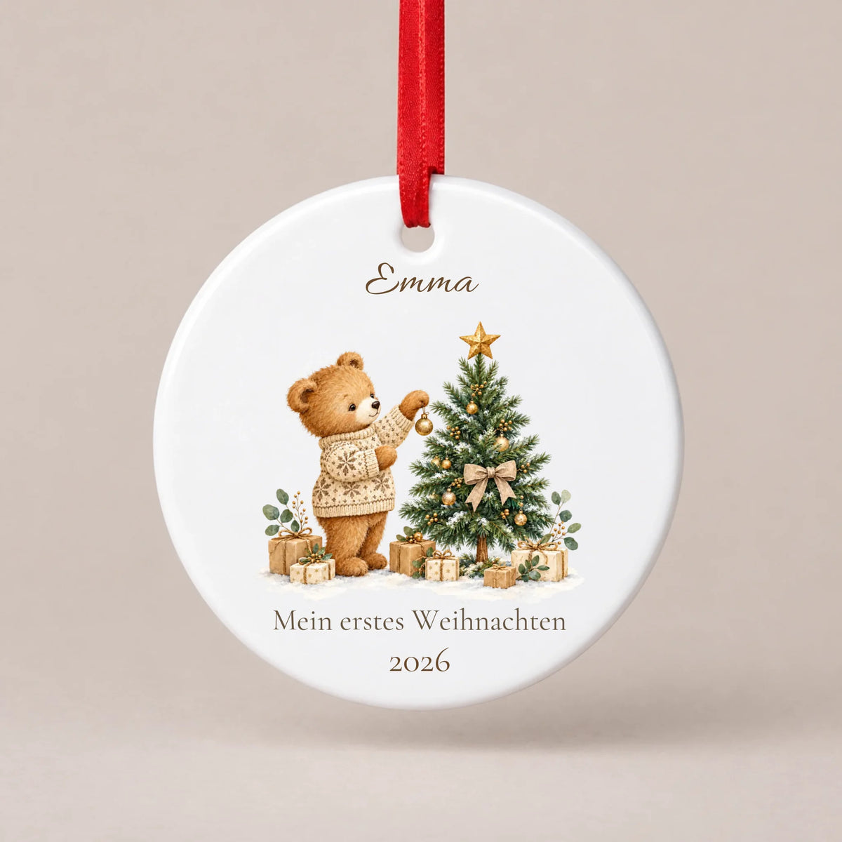 Personalisierter weißer Keramik-Christbaumschmuck mit Teddy am Weihnachtsbaum, Name Emma, Wunschtext und Jahr
