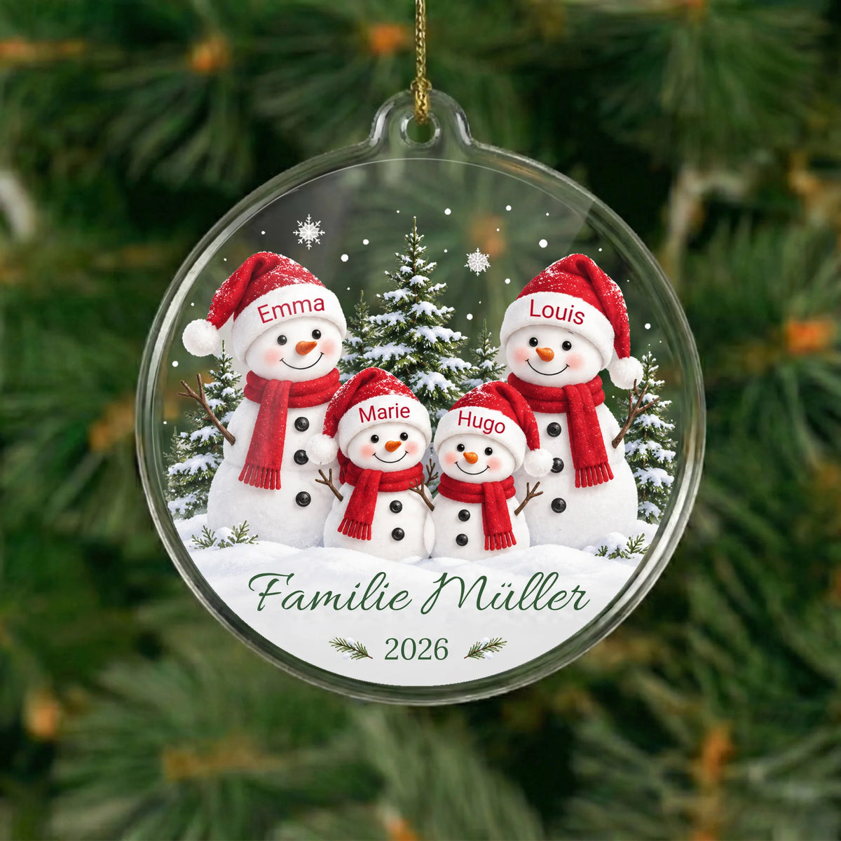 Personalisierter Acrylglas-Christbaumschmuck Schneemannfamilie mit vier Namen, Wunschtext und Jahr am Weihnachtsbaum