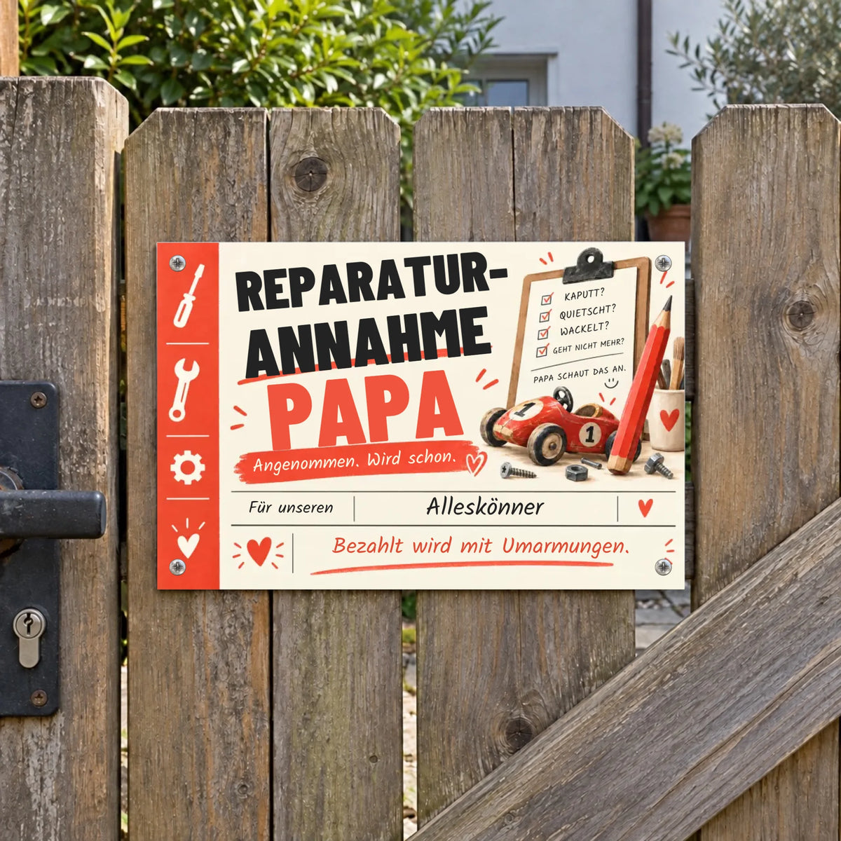 Personalisiertes Metallschild „Papas Werkstatt“ mit Reparaturannahme-Motiv und Werkzeug-Illustrationen am Holztor
