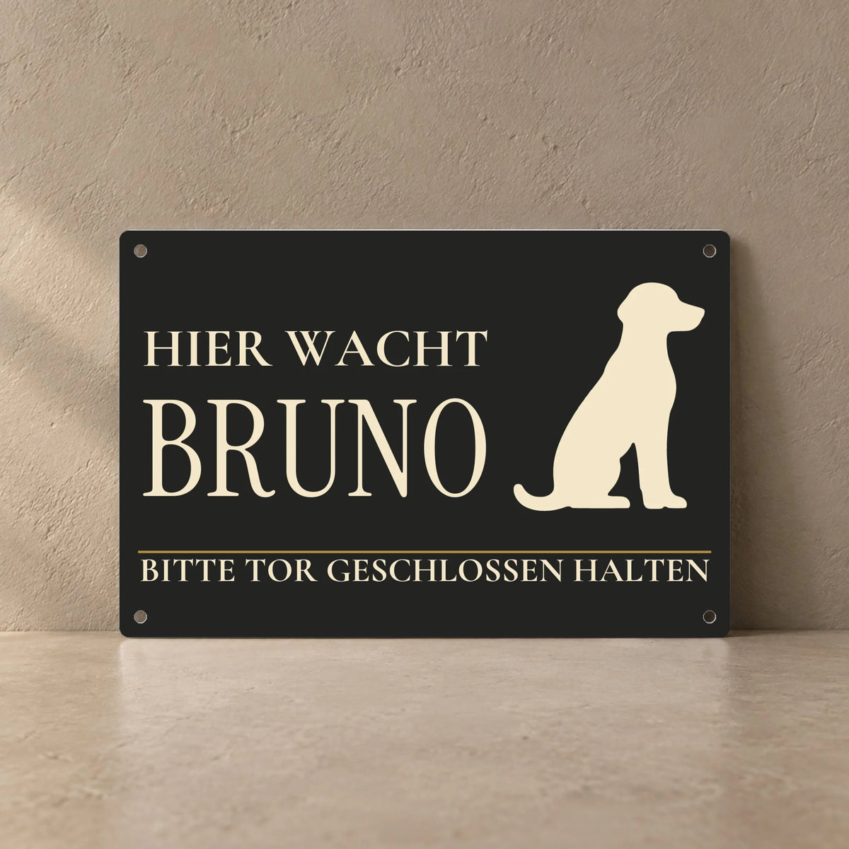 Dunkles Hundeschild „Hier wacht Bruno“ mit Hunde-Silhouette und persönlichem Namen in der Produktansicht