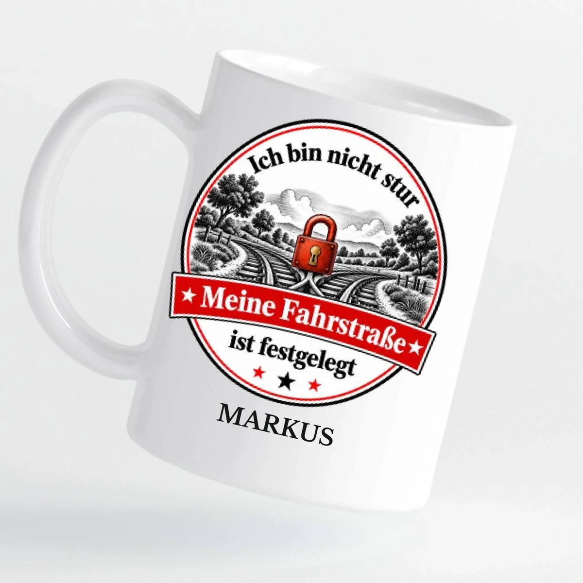 Weiße Tasse mit Abzeichen „Meine Fahrstraße ist festgelegt“ mit Gleisen und rotem Schloss und Name